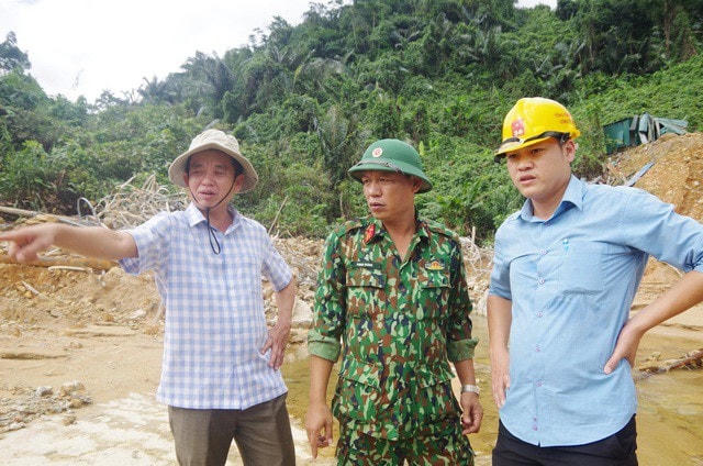 Trung tá Phan Thắng (giữa) trực tiếp chỉ đạo công tác tìm kiếm các nạn nhân còn mất tích.