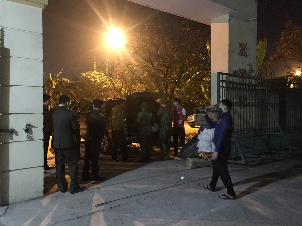 Ngay sau đó, nhóm người này được đưa về Trung tâm Y tế huyện Hưng Nguyên để kiểm tra, thực hiện cách ly theo quy định.