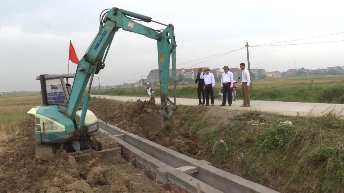 Giám sát của Mặt trận đã hạn chế các sai phạm trong quá trình triển khai thi công các công trình tại cộng đồng. Ảnh: Văn Học.