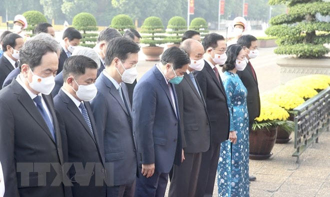 Các lãnh đạo, nguyên lãnh đạo Đảng, Nhà nước, Mặt trận Tổ quốc Việt Nam tưởng niệm Chủ tịch Hồ Chí Minh. Ảnh: Lâm Khánh/TTXVN.