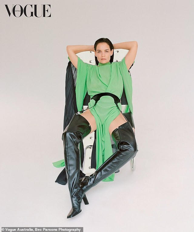 Sau 8 năm ly hôn Tom Cruise, Katie Holmes đã làm mới mình như thế nào?