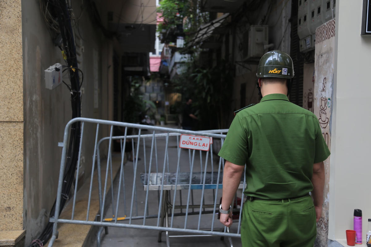 [ẢNH] Phong tỏa ngõ 94 Bùi Thị Xuân, nơi ở của nhân viên quán bar nhiễm Covid-19