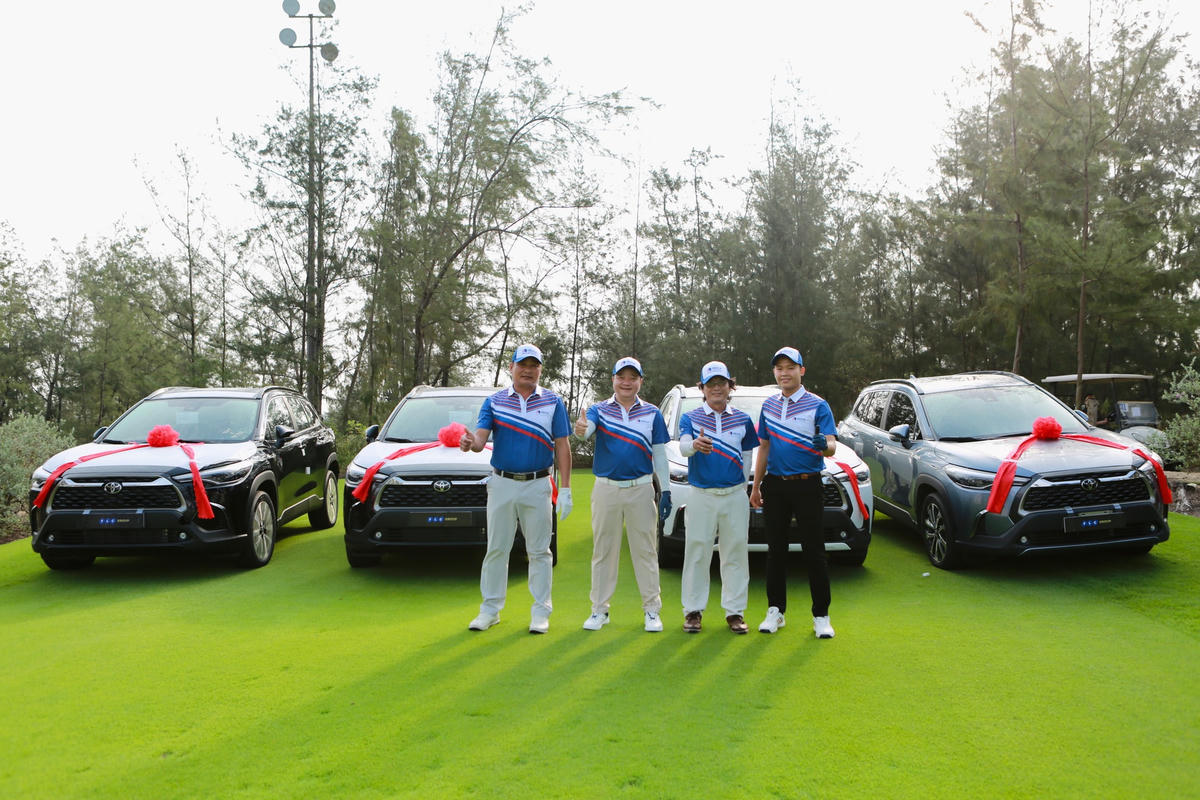 Các golfer ra sân thi đấu sau lễ khai mạc.