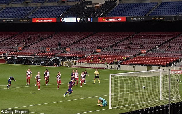 Messi thực hiện thành công phạt đền, nâng tỷ số lên 2-1 cho Barcelona ở phút 20.