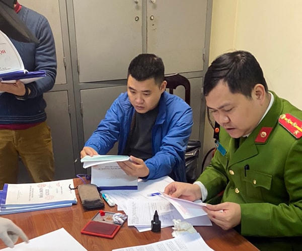 Lực lượng Công an khám xét.