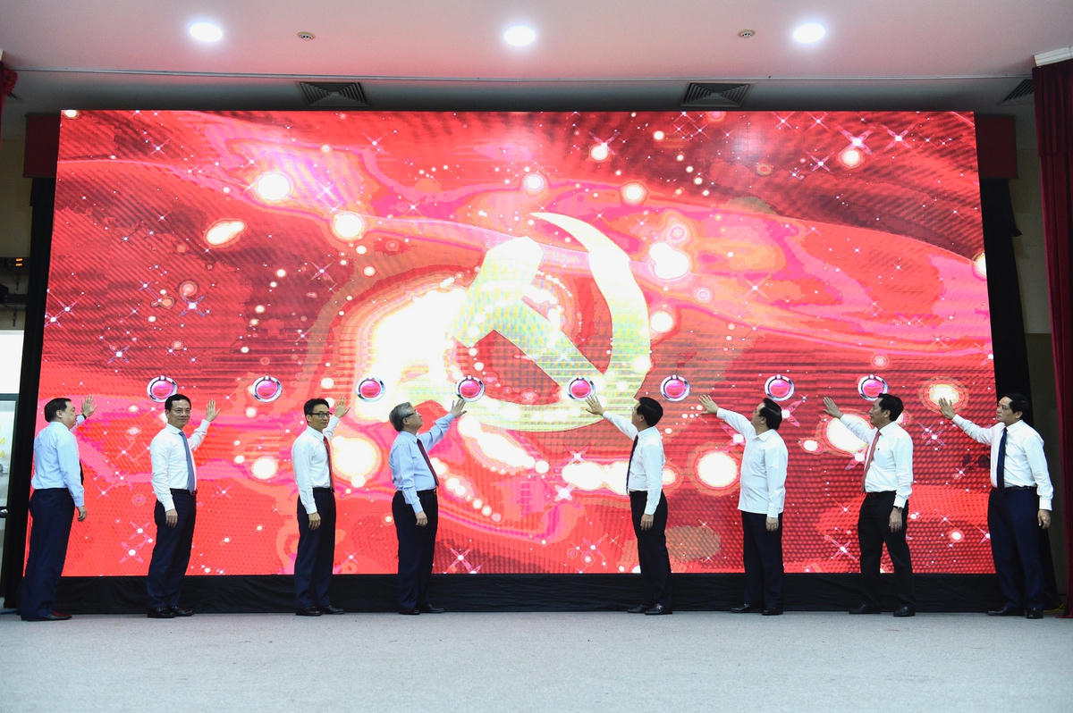 Thay mặt Bộ Chính trị và Ban Bí thư Trung ương Đảng, đồng chí Trần Quốc Vượng, đồng chí Võ Văn Thưởng, cùng các đồng chí lãnh đạo Đảng, Nhà nước, các bộ, ngành Trung ương chính thức bấm nút khai trương Trang tin. Ảnh: VGP..