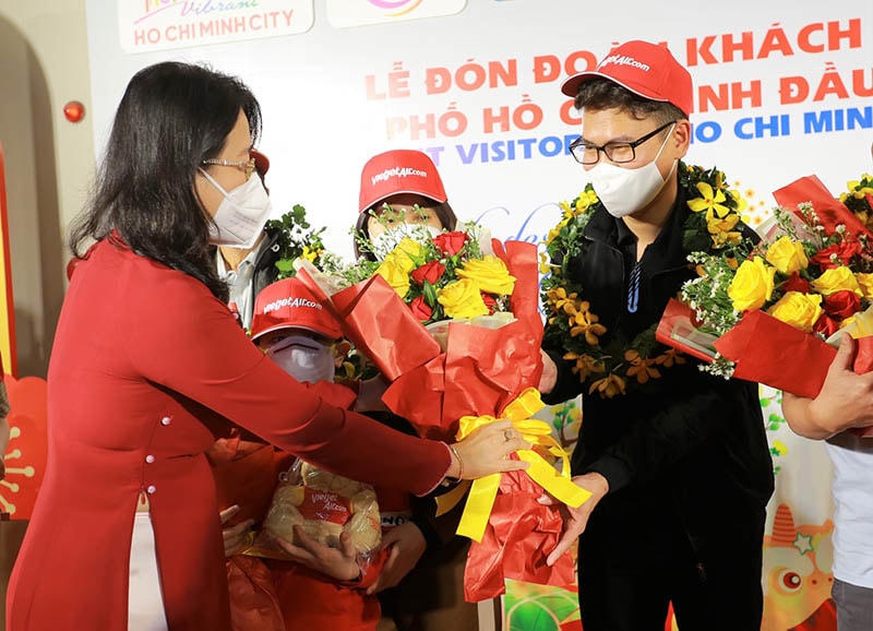 Giám đốc Sở Du lịch TP HCM Nguyễn Thị Ánh Hoa chúc mừng các hành khách may mắn trên chuyến bay ngày đầu năm mới.