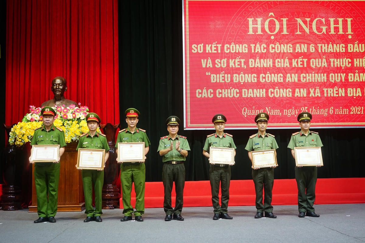 Thừa ủy quyền của Bộ Công an, Thiếu tướng Nguyễn Đức Dũng trao Bằng khen của Bộ Công an cho các tập thể đạt thành tích.
