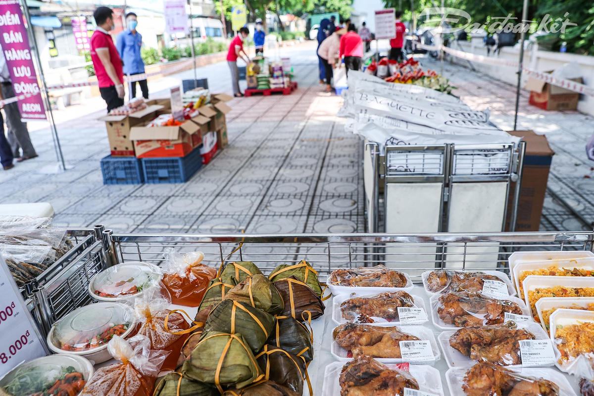 Nhiều mặt hàng thiết yếu được siêu thị Aeon lên danh sách để đưa ra bày bán tại siêu thị lưu động.