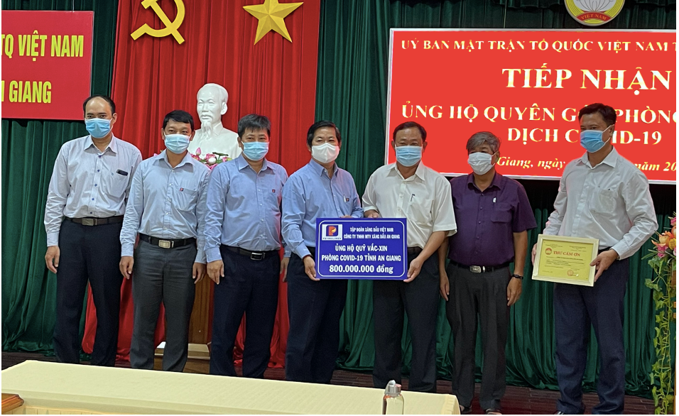 Chủ tịch Ủy ban MTTQ Việt Nam tỉnh An Giang Nguyễn Tiếc Hùng nhận tiền ủng hộ từ các đơn vị.