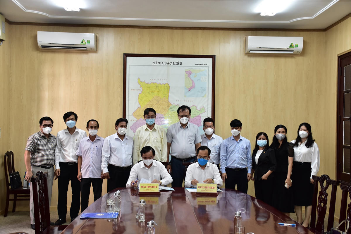 Lãnh đạo UBND tỉnh Bạc Liêu và lãnh đạo trường Đại học Y dược Cần Thơ ký bản ghi nhớ hợp tác toàn diện trên lĩnh vực y tế.
