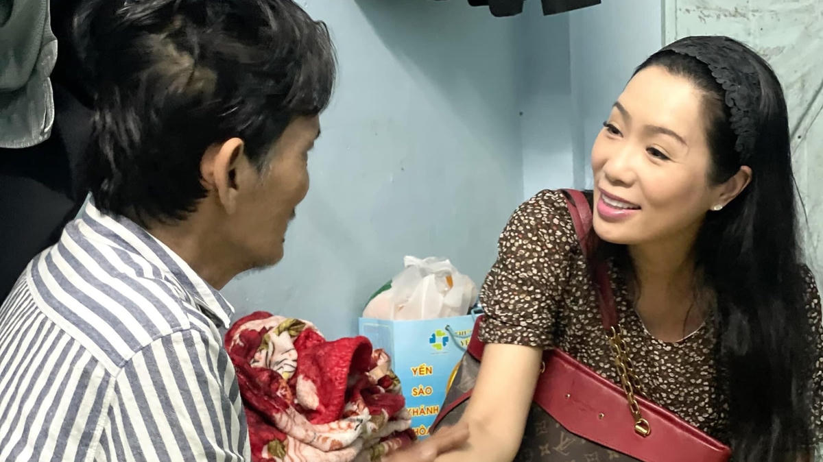 Nghệ sĩ Trịnh Kim Chi từng trao số tiền 400 triệu đồng giúp đỡ đàn anh.