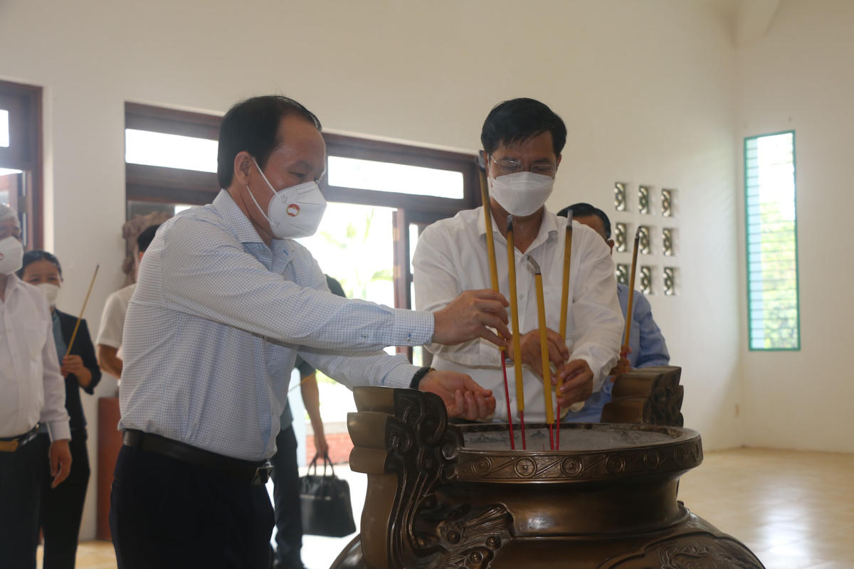 Ủy viên Trung ương Đảng, Phó Chủ tịch - Tổng Thư ký UBTƯ MTTQ Việt Nam Lê Tiến Châu (bên trái); Ủy viên Trung ương Đảng, Bí thư Tỉnh ủy Tây Ninh Nguyễn Thành Tâm dâng hương tưởng niệm.