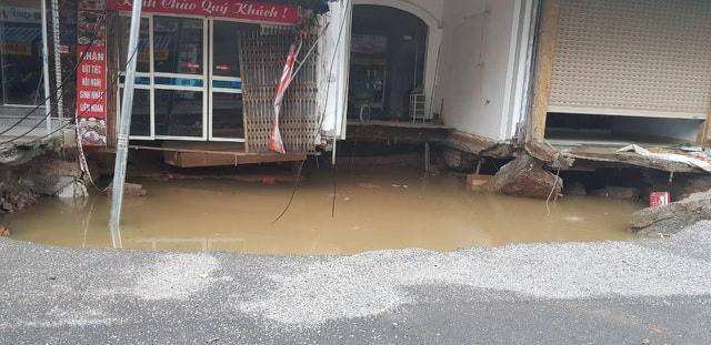 "Hố tử thần" có hàm ếch sâu dưới móng những ngôi nhà khiến nhiều người dân hoang mang, lo lắng vì sự nguy hiểm tiềm tàng.  