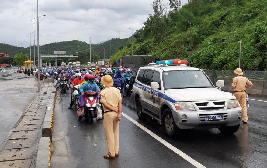 Tại hầm Hải Vân thuộc địa phận TP Đà Nẵng, người dân đã tập trung lại để được lực lượng CSGT dẫn qua hầm di chuyển ra Bắc.