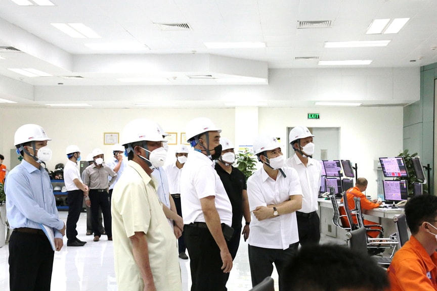 Đoàn công tác thăm phòng điều khiển trung tâm của NMNĐ Duyên Hải 1.