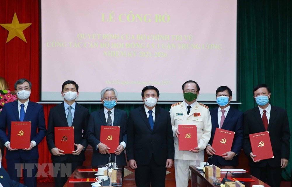 Ông Nguyễn Xuân Thắng, Ủy viên Bộ Chính trị, Chủ tịch Hội đồng Lý luận Trung ương, Giám đốc Học viện Chính trị quốc gia Hồ Chí Minh trao quyết định cho các đồng chí Thường trực Hội đồng Lý luận Trung ương. (Ảnh: TTXVN).