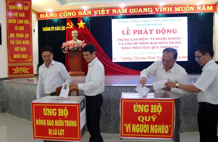 Cán bộ, công chức, viên chức TP Bảo Lộc đóng góp Quỹ Vì người nghèo và ủng hộ đồng bào miền Trung. 