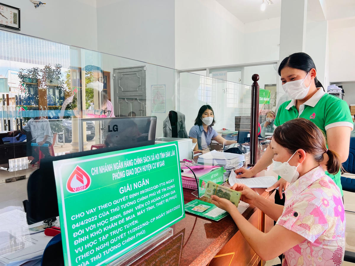 Người dân nhận tiền vay theo theo Nghị quyết số 11/NQ-CP của Chính phủ.