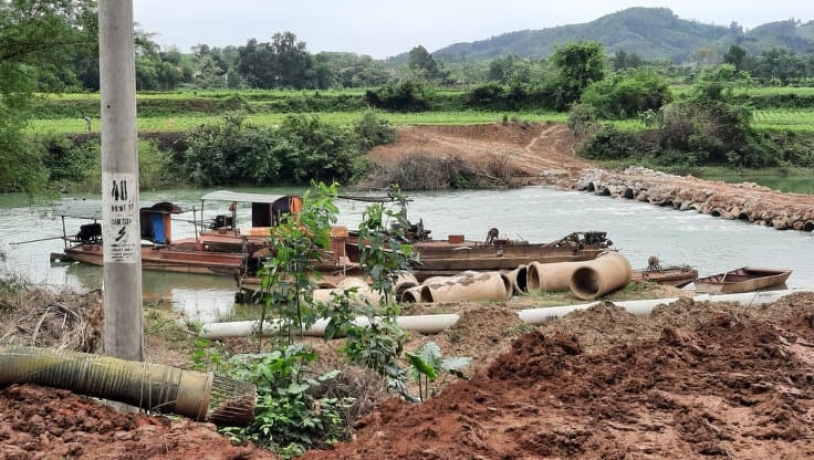 Con đường trái phép xuyên sông Trung và khu vực mỏ cát sỏi của Công ty Sơn Thủy tại xã Nhật Tiến, huyện Hữu Lũng.