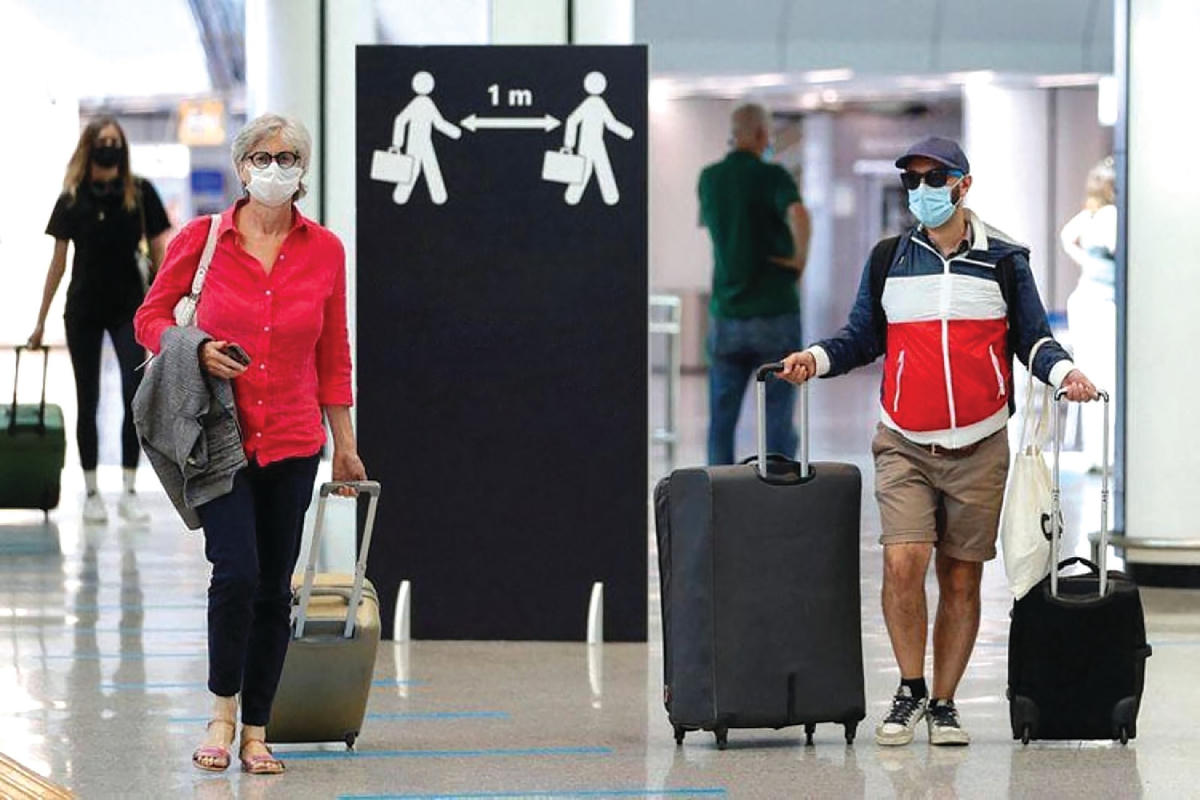 Người dân châu Âu dần quen với biến thể Omicron.  