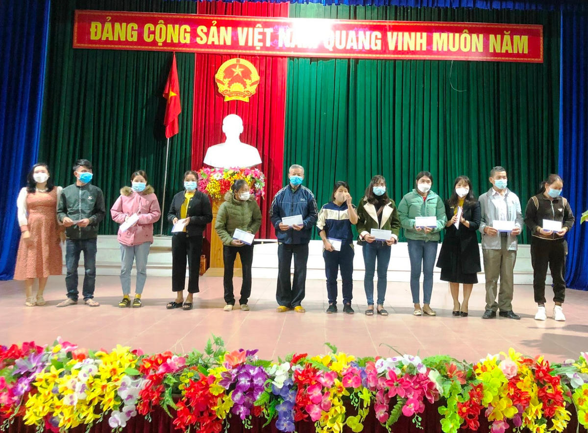 Quà được BIDV chi nhánh Hà Tĩnh trao tận tay cho bà con ở huyện Can Lộc.