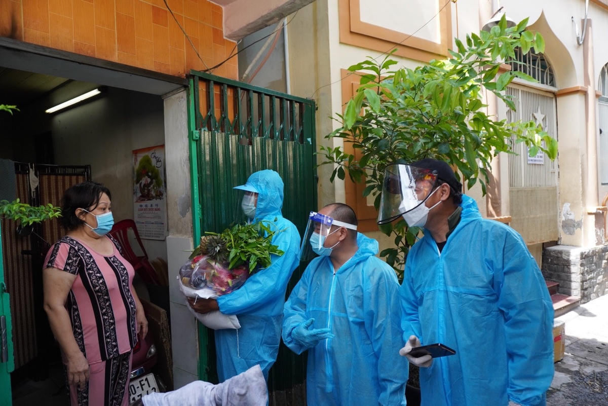 Ông Võ Văn Thiện, Trưởng ban Công tác phía Nam cùng các thành viên đoàn công tác trao quà hỗ trợ người dân gặp khó khăn tại Quận 8, TP HCM.