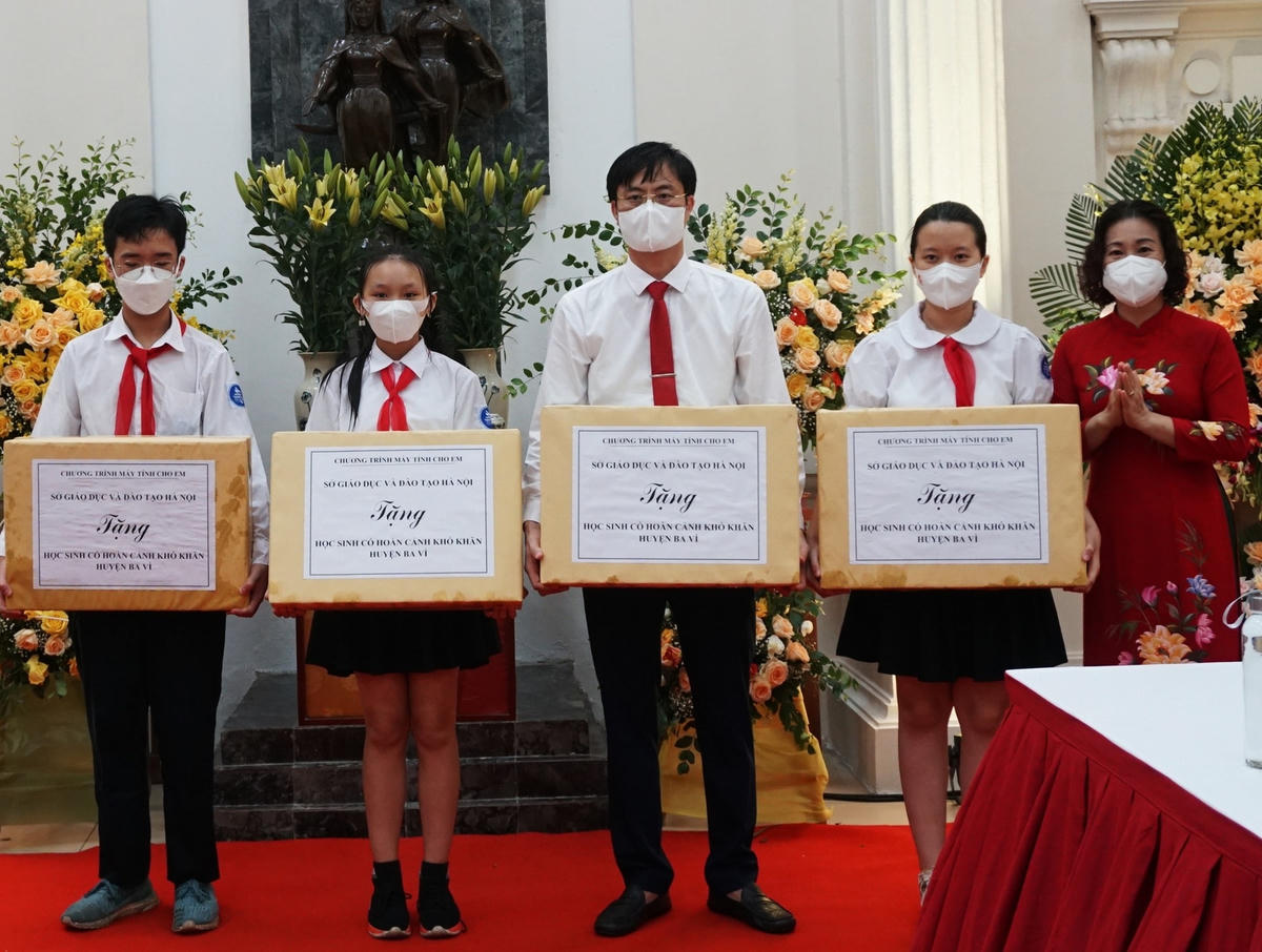 Lãnh đạo thành phố trao quà hỗ trợ cho học sinh có hoàn cảnh khó khăn trên địa bàn.