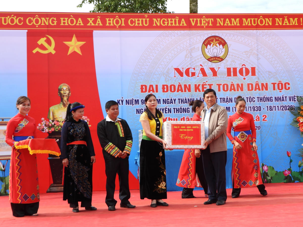 Chủ tịch MTTQ tỉnh Thái Nguyên Phạm Thái Hanh trao quà cho nhân dân xóm Đồng Lá 2.
