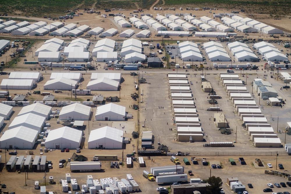 Những căn lều trắng nơi những người dân Afghanistan đang tạm trú tại căn cứ quân sự Fort Bliss, bang Texas, Mỹ. Ảnh: AP.