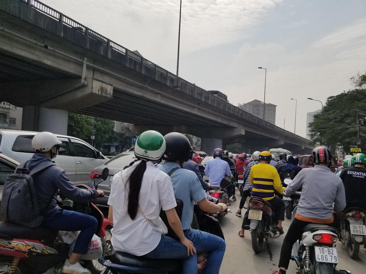 Hà Nội sáng 30/4: Cửa ngõ tắc nghẹt, nội đô yên bình