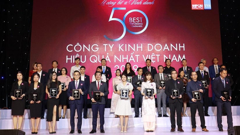 Ông Đỗ Thanh Tuấn, Giám đốc Đối ngoại Công ty Vinamilk (hàng đầu, thứ 5 từ trái sang) tại Lễ vinh danh 'Top 50 công ty kinh doanh hiệu quả nhất Việt Nam'.