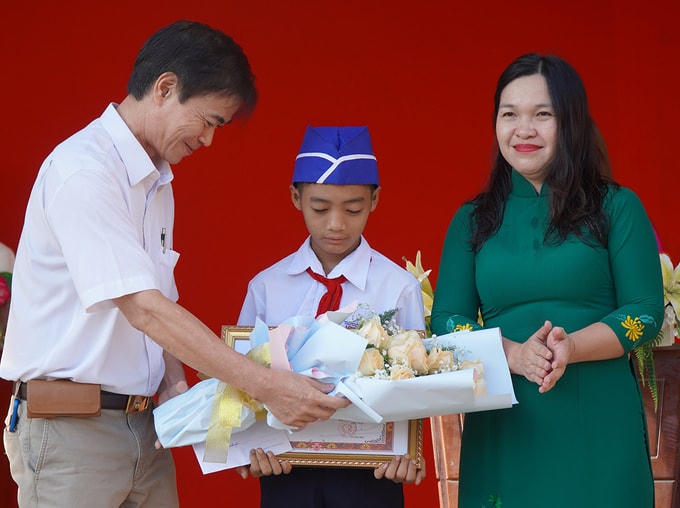 Đại diện lãnh đạo UBND huyện Long Thành khen thưởng Đạt sáng 22/6. Ảnh: Phước Tuấn.