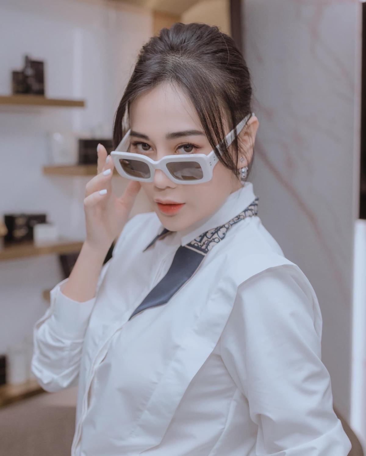Phương Oanh thanh lịch, có phong cách trong set đồ áo mơ mi và quần Tây.