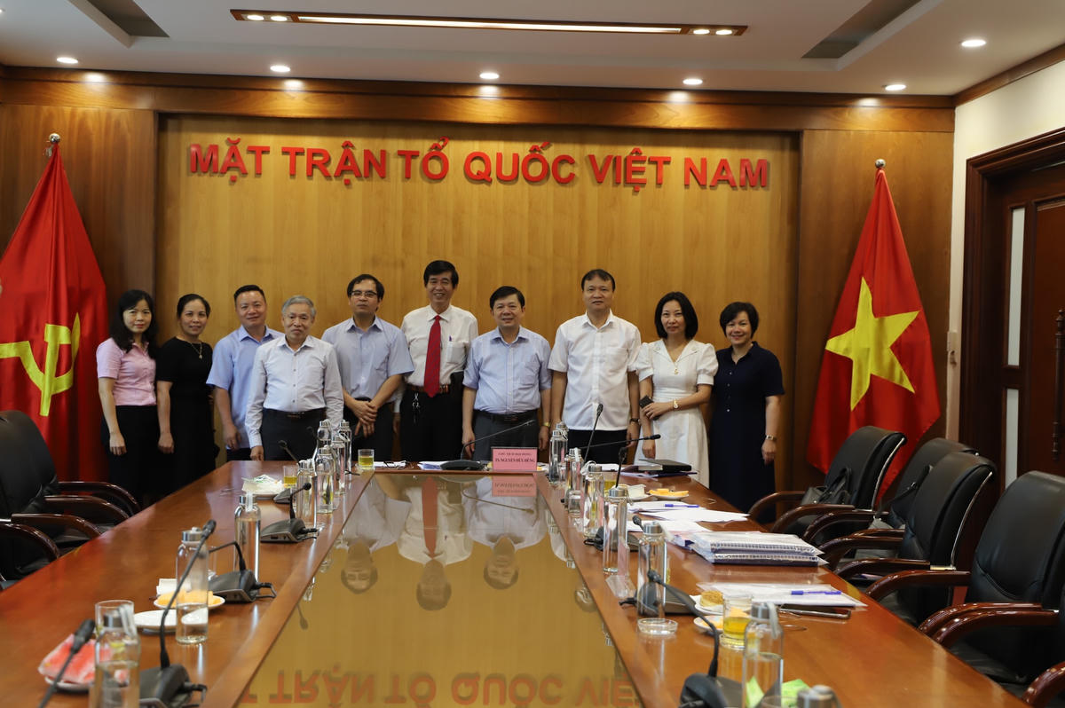 Các đại biểu chụp ảnh lưu niệm tại hội nghị nghiệm thu đề tài khoa học.
