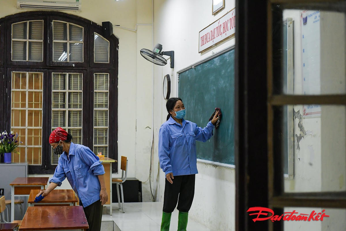 Tất cả bàn ghế, phòng học đều được vệ sinh bằng dung dịch CloraminB. Ảnh: Quang Vinh.