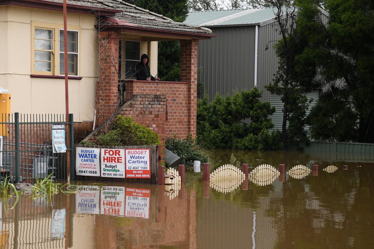 Nước lũ vây quanh một ngôi nhà ở Camden, Nam-Tây Sydney. Ảnh: Reuters.