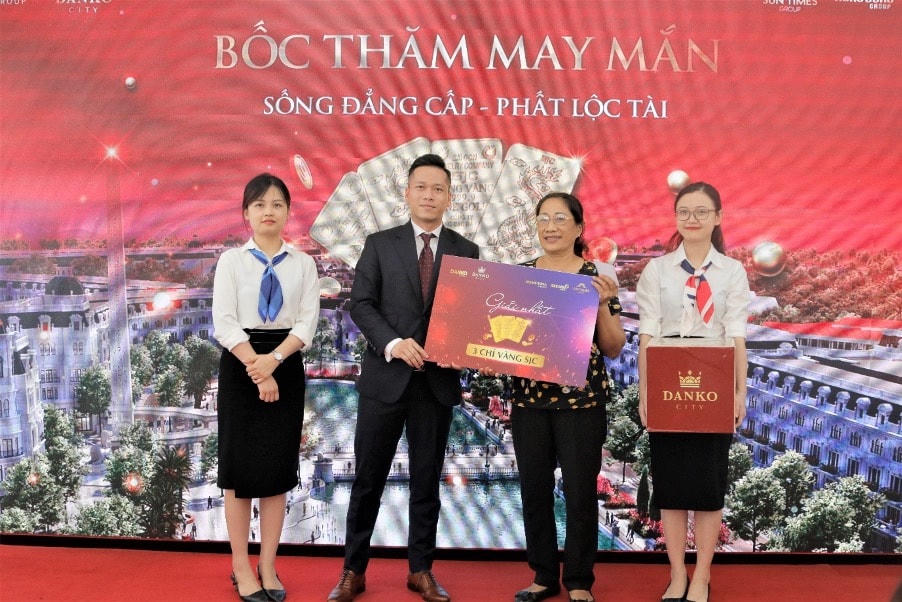 Nhà đầu tư may mắn nhận quà 3 chỉ vàng tại sự kiện của dự án Danko City.