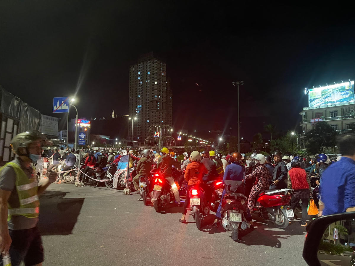 Lượng người dân có nhu cầu qua cầu rất đông.