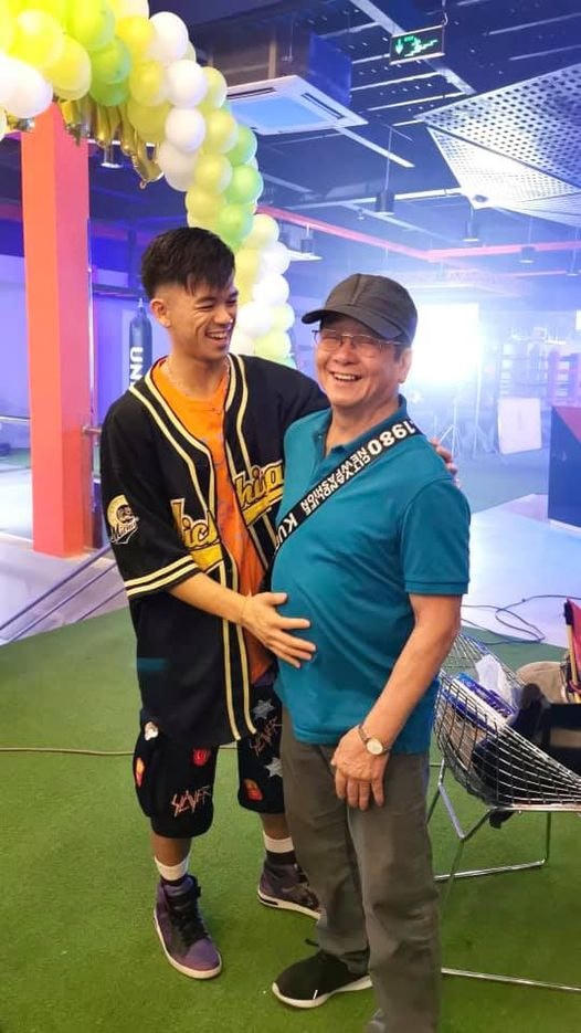 Trọng Hiếu bày tỏ tình cảm với bố, sau khi ông vừa đột ngột qua đời cách đây ít ngày: "Cuộc đời là hành trình của tình yêu và lòng biết ơn! Cuộc đời bố là hành trình tình yêu bố dành cho gia đình. Con cảm ơn ông Trời đã mang bố tới với con. Con yêu bố". 