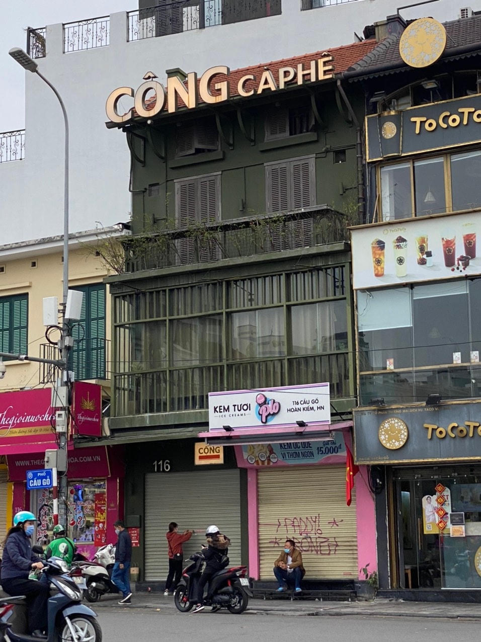 Quán cafe Cộng tại phố Cầu Gỗ đóng cửa. Ảnh: Lan Anh. 