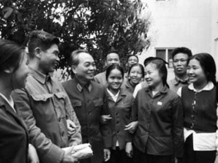 Đại tướng Võ Nguyên Giáp gặp mặt thân mật các đại biểu Quốc hội dự Kỳ họp thứ ba (Quốc hội khóa IV) tại Hội trường Ba Đình, ngày 20/2/1973. (Ảnh: Thế Trung-Ngọc Khanh/TTXVN).