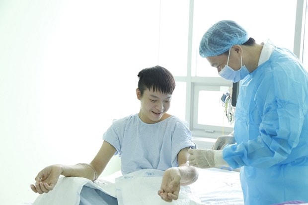 Hai cẳng tay của bệnh nhân đã hoạt động khá tốt sau ca ghép chi.