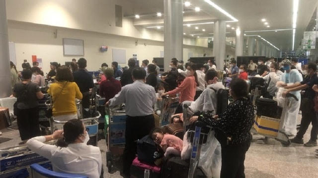 Những người trên chuyến bay từ Hàn Quốc tập trung phản ứng việc cách ly tại khách sạn, đòi về cơ sở cách ly tập trung (ảnh: C.T).