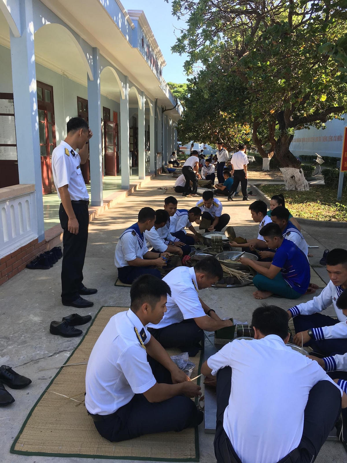 Quân và dân trên đảo chuẩn bị bánh Tết.  Ảnh: N.H.P.