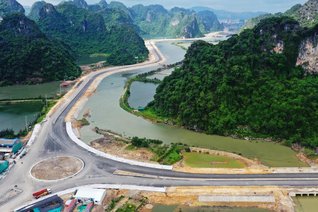Tuyến đường bao biển Hạ Long- Cẩm Phả đang được gấp rút hoàn thành, sẽ đưa vào sử dụng cuối năm 2021. Ảnh: Đỗ Phương.