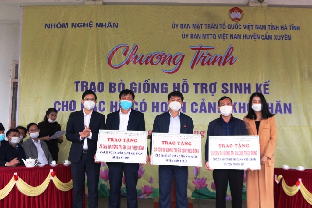 Đại diện nhà hảo tâm và Ủy ban MTTQ Hà Tĩnh trao biểu trưng cho đại diện MTTQ các huyện Thạch Hà, Cẩm Xuyên, Kỳ Anh.