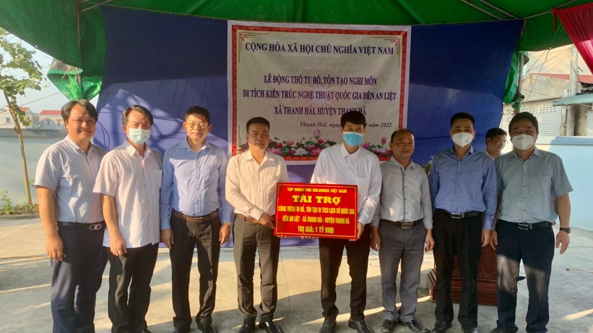 Đại diện Tập đoàn TNG Holdings Việt Nam trao tượng trưng 1 tỷ đồng tài trợ để khôi phục lại nghi môn di tích quốc gia đền An Liệt.