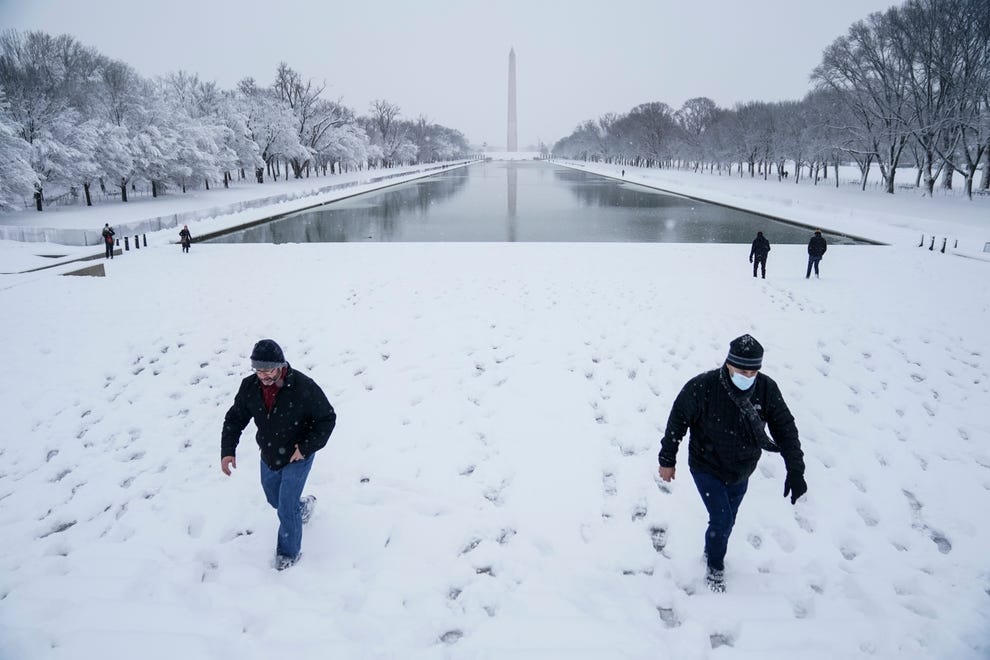 Mọi người đến công viên National Mall để thăm Đài tưởng niệm Lincoln và Đài tưởng niệm Washington tại thủ đô Washington ngày 3/1/2022. Ảnh: USA Today.