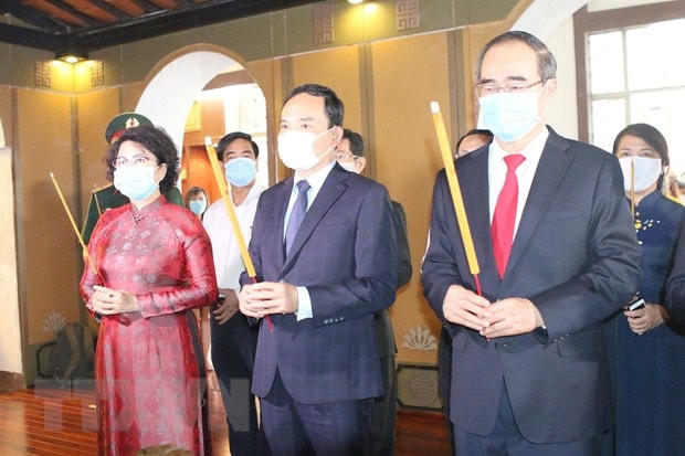 Bí thư Thành ủy Thành phố Hồ Chí Minh Nguyễn Thiện Nhân cùng các đại biểu dâng hương tưởng niệm Chủ tịch Tôn Đức Thắng. (Ảnh: Thanh Vũ/TTXVN).